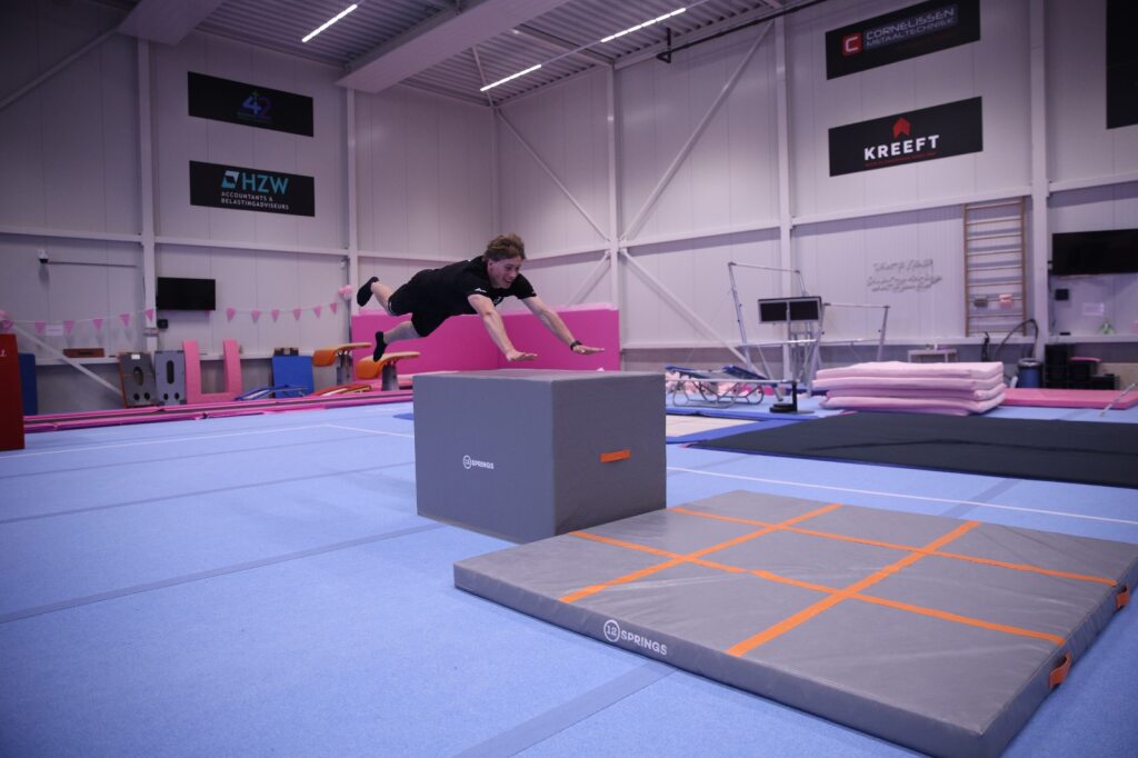 Freerun sprong in de zaal van Move & Flow Academy