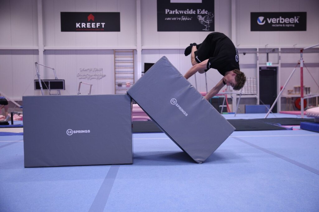 Atleet in actie op freerun blokken